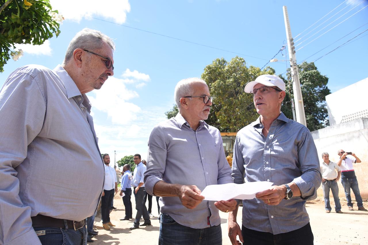 Nitinho acompanha início da obra de pavimentação na Zona de Expasão