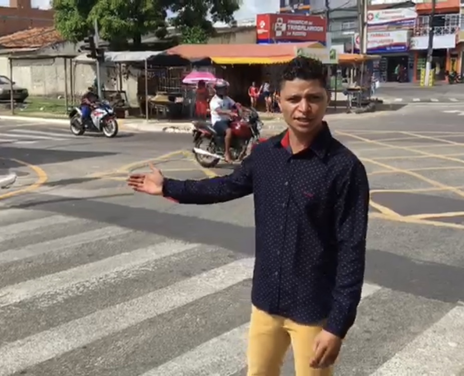 Palhaço Soneca “liga” semáforo e trânsito melhora na Avenida Santa Gleide