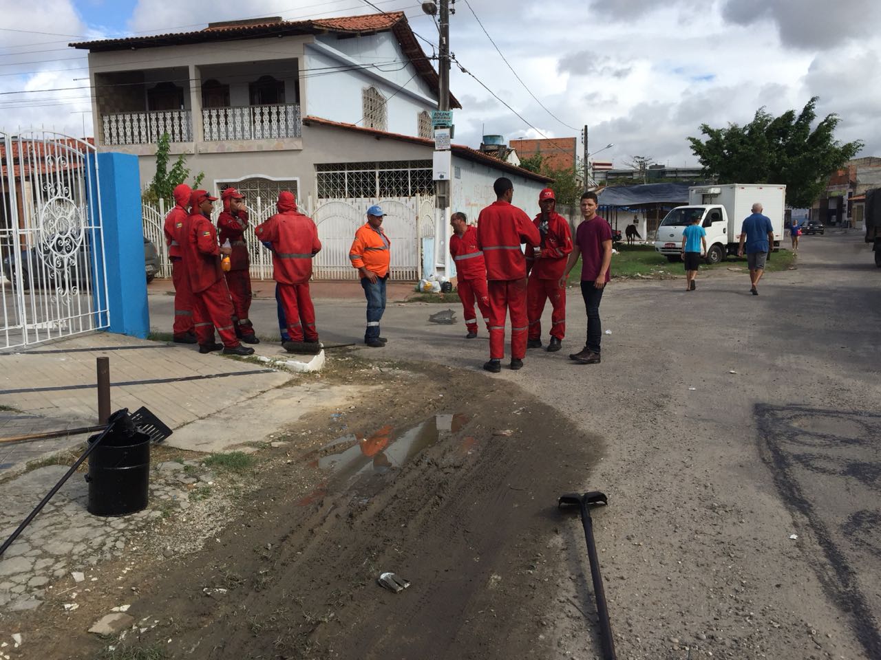 Palhaço Soneca ajuda a recuperar o asfalto em rua do bairro Dom Pedro