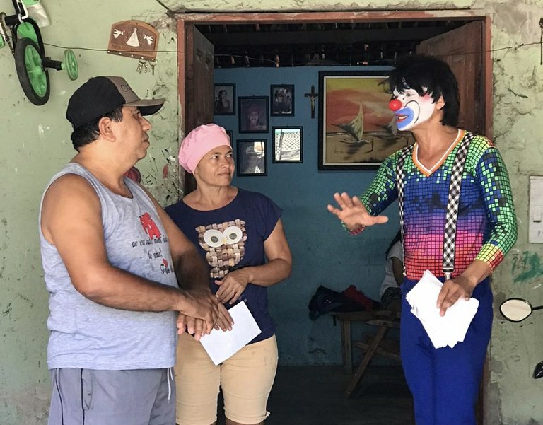 Palhaço Soneca faz convite aos moradores para assinatura da ordem de serviço no canal do São Carlos