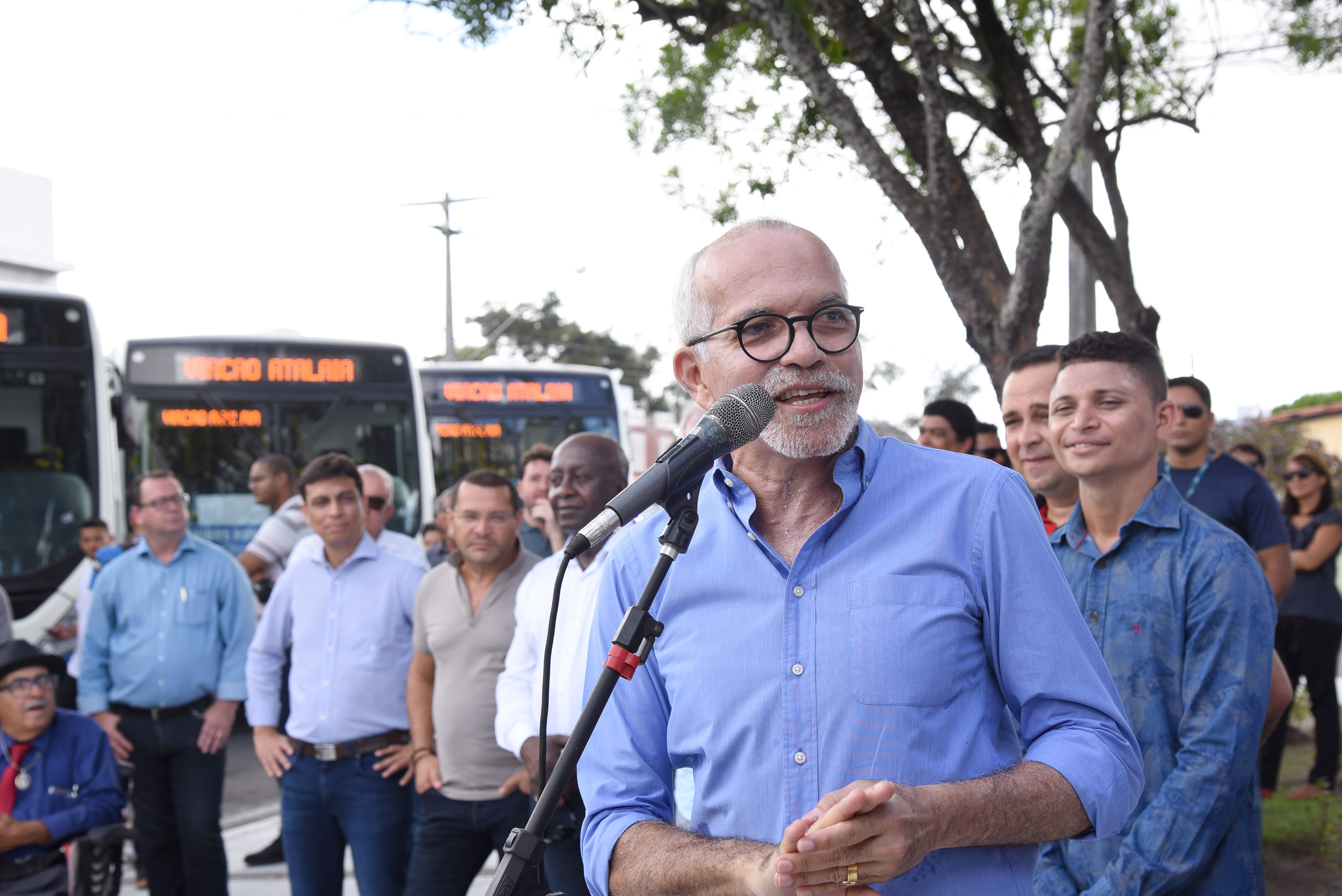 Palhaço Soneca participa da entrega de 26 novos ônibus e pede prioridade para zona norte de Aracaju