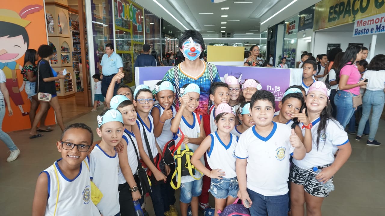 Palhaço Soneca prestigia Bienal do Livro em Itabaiana e faz sucesso com a criançada