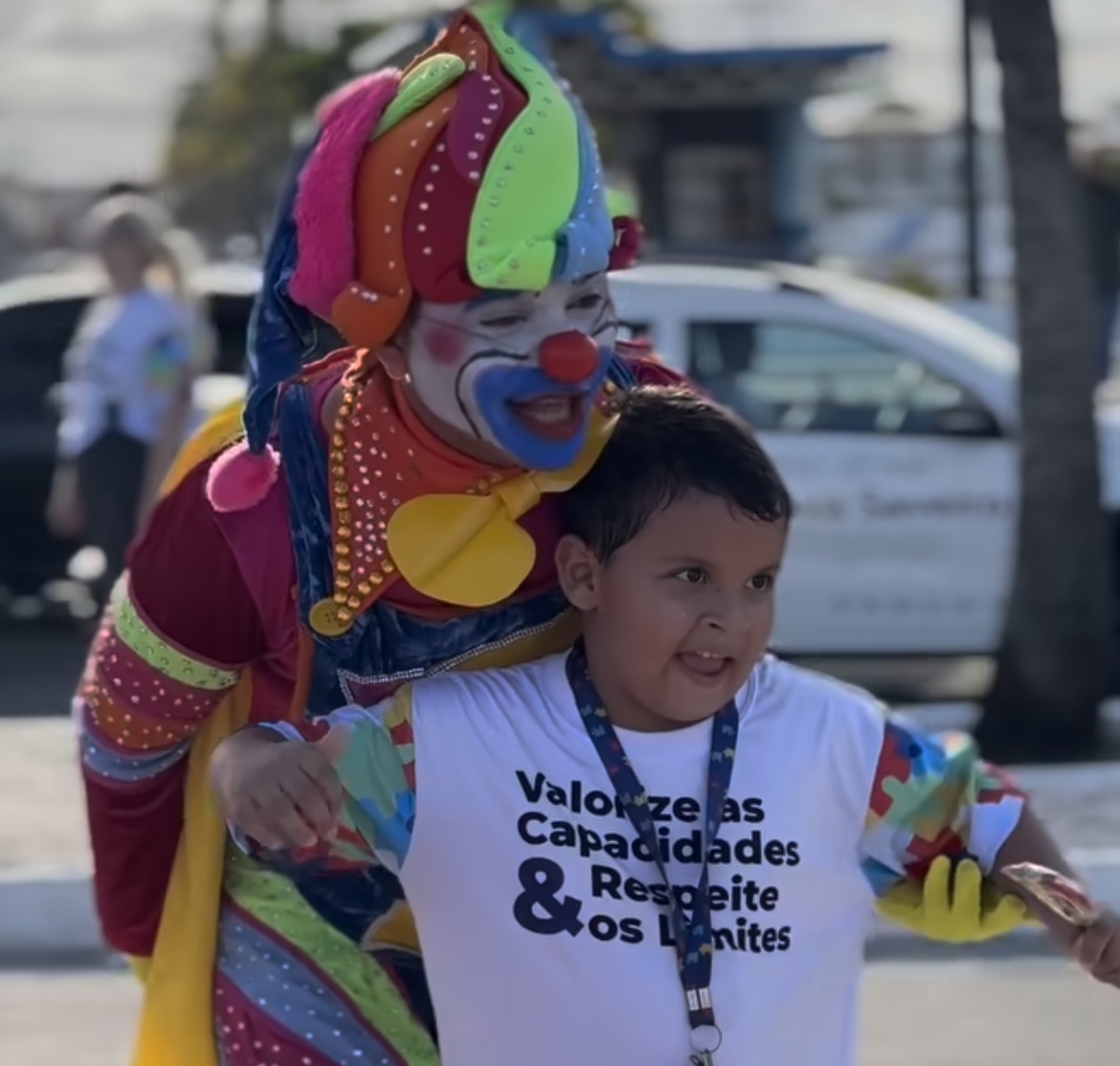 Palhaço Soneca veste fantasia e diverte crianças com autismo na capital