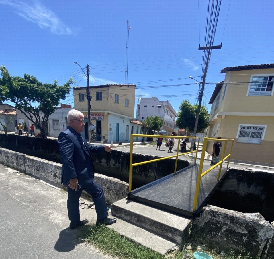 Paquito de Todos comemora colocação de pontilhão em avenida do Bairro Industrial 