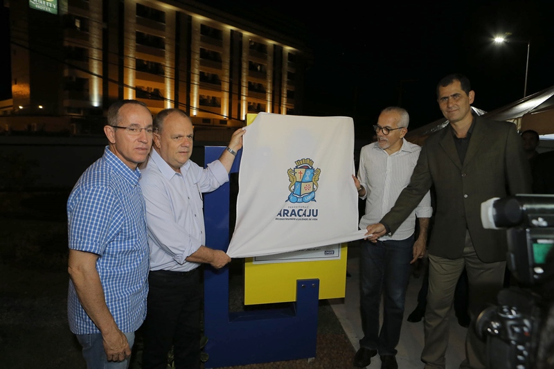 Parlamentares elogiam novo livro de Albano Franco