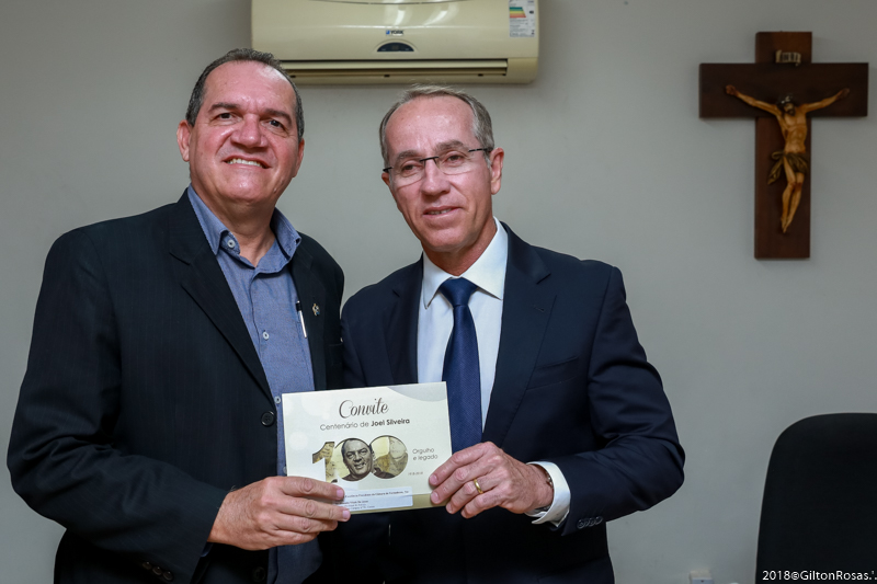 Presidente da CMA recebe convite para Centenário Joel Silveira na Unit