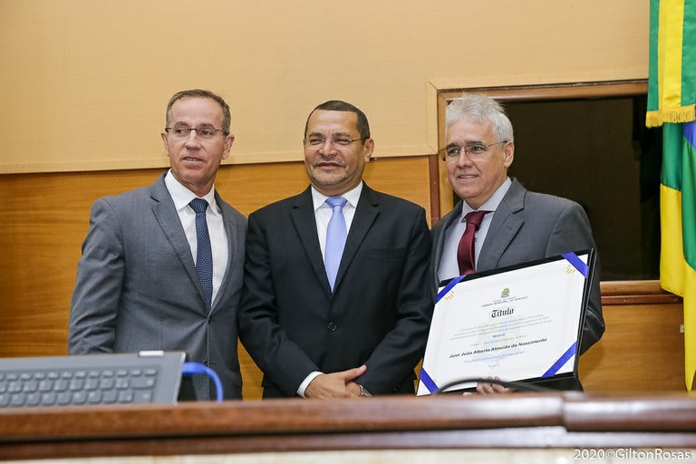 Presidente do Setransp recebe Título de Cidadão Aracajuano de autoria do vereador Juvêncio Oliveira