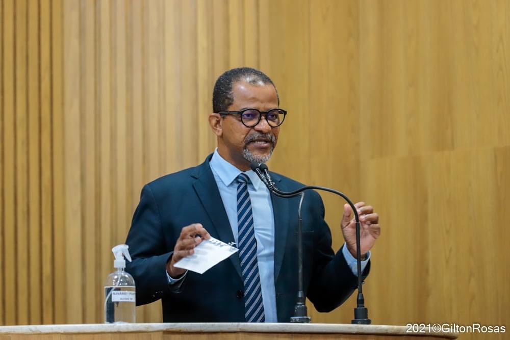 Professor Bittencourt parabeniza Universidade Tiradentes pelos 60 anos de fundação