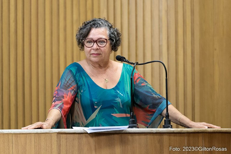 Professora Ângela Melo denuncia descumprimento do Piso do Magistério em Aracaju e dificuldades para matrícula escolar