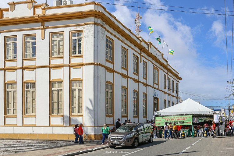 Representantes dos servidores municipais fazem mobilização em frente à Câmara de Vereadores 