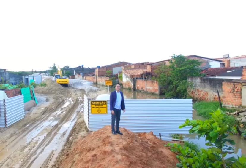 Ricardo Marques alerta sobre aterro do mangue em obra da prefeitura na Zona Norte de Aracaju