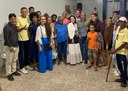 Ricardo Marques e Emília Corrêa visitam lavadeiras e moradores do Manoel Preto