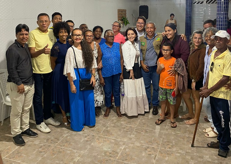 Ricardo Marques e Emília Corrêa visitam lavadeiras e moradores do Manoel Preto