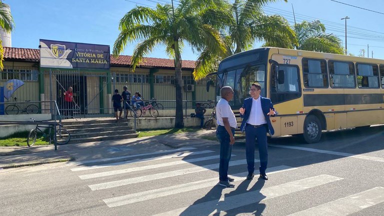 Ricardo Marques visita escolas no Santa Maria e cobra instalação de lombadas para evitar acidentes