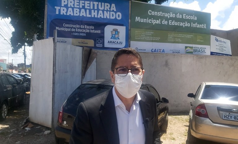 Ricardo Marques visita obra paralisada de escola municipal e quer saber o motivo do atraso na construção