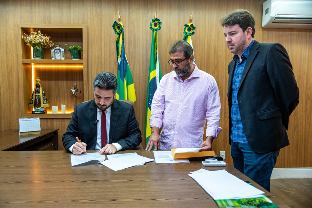 Ricardo Vasconcelos anuncia convocação de novos servidores