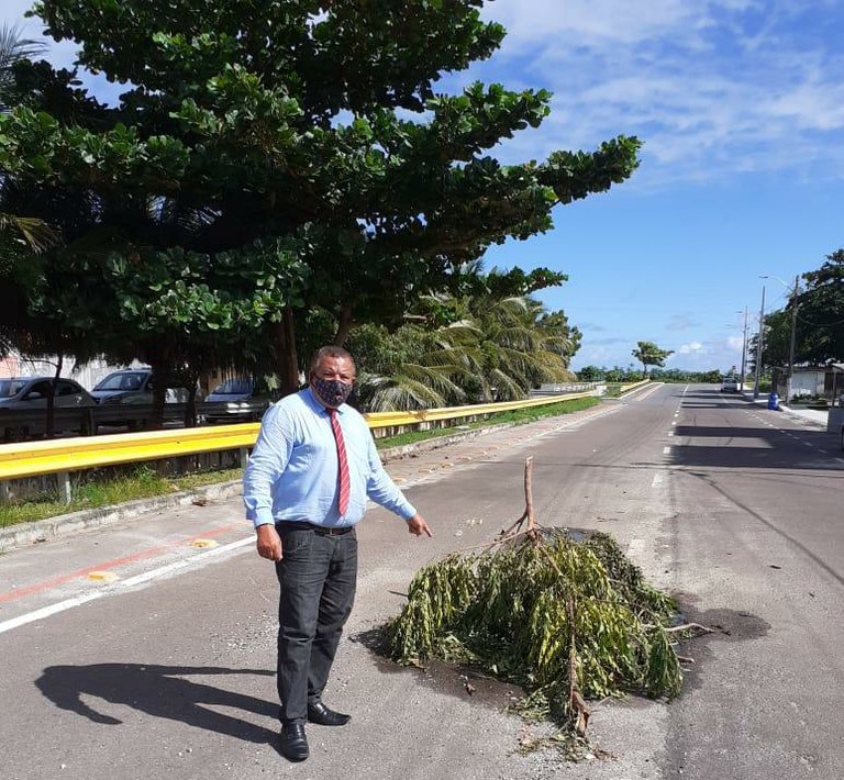 Serviço de tapa buraco é realizado na obra do Canal Beira-Mar pela Emurb a pedido de Américo