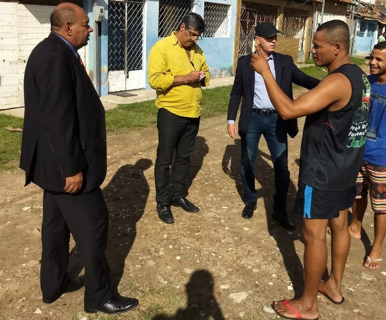 Seu Marcos e o prefeito em exercício Nitinho Vitale visitam o Riacho do Cabral