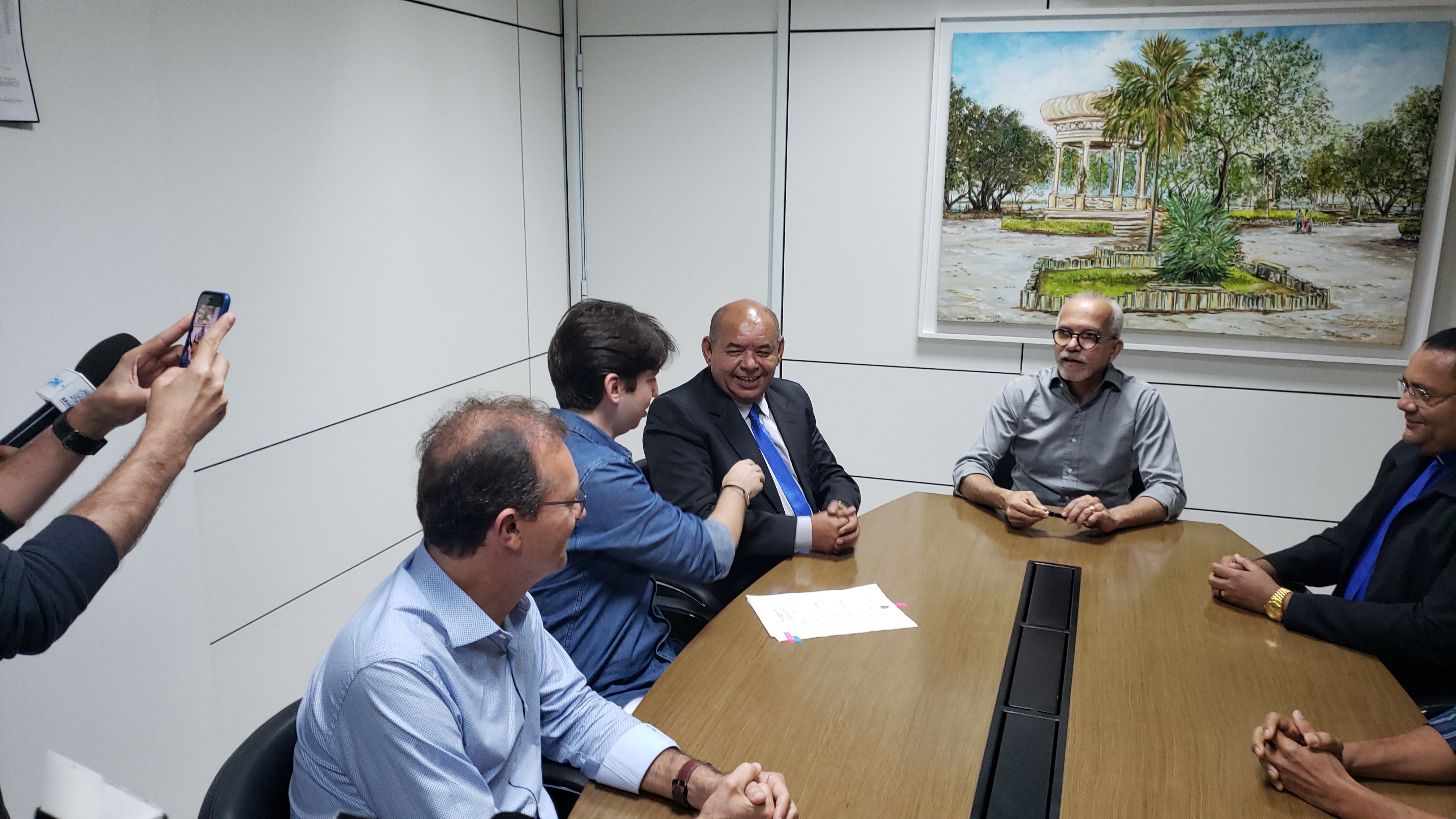 Seu Marcos participa da assinatura da lei que cria o Abril Marrom em Aracaju