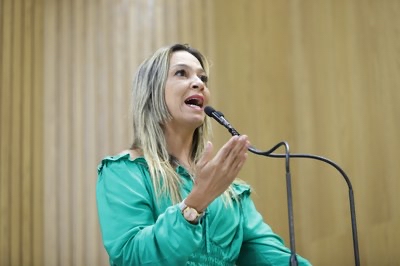 Sheyla cobra asfaltamento de rua onde crianças precisam transitar usando cadeiras de rodas