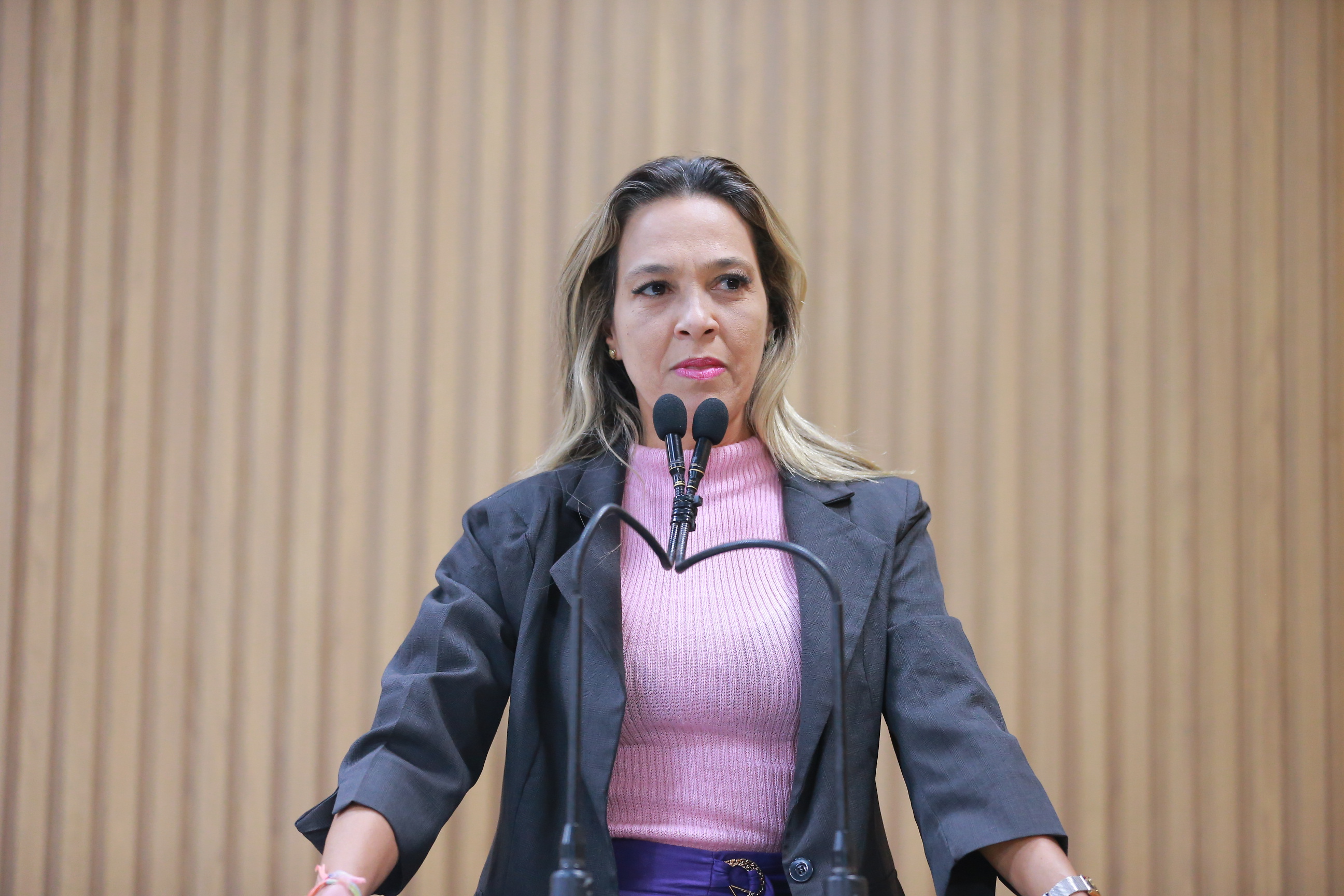 Sheyla cobra fornecimento de medicamento para evitar trombose: o Estado se recusa