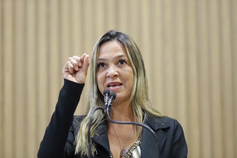 Sheyla Galba cobra entrega da maternidade do bairro 17 de março