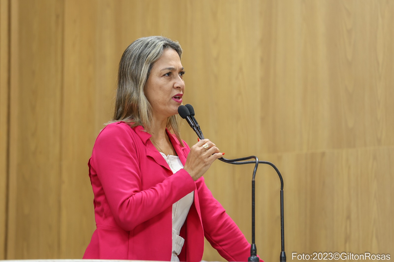 Sheyla mostra condições do Cras Madre Tereza e pede solução