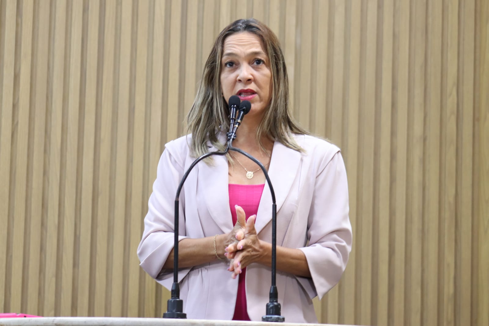 Sheyla volta a denunciar falta de farmacêuticos e desvio de função em postos de saúde  