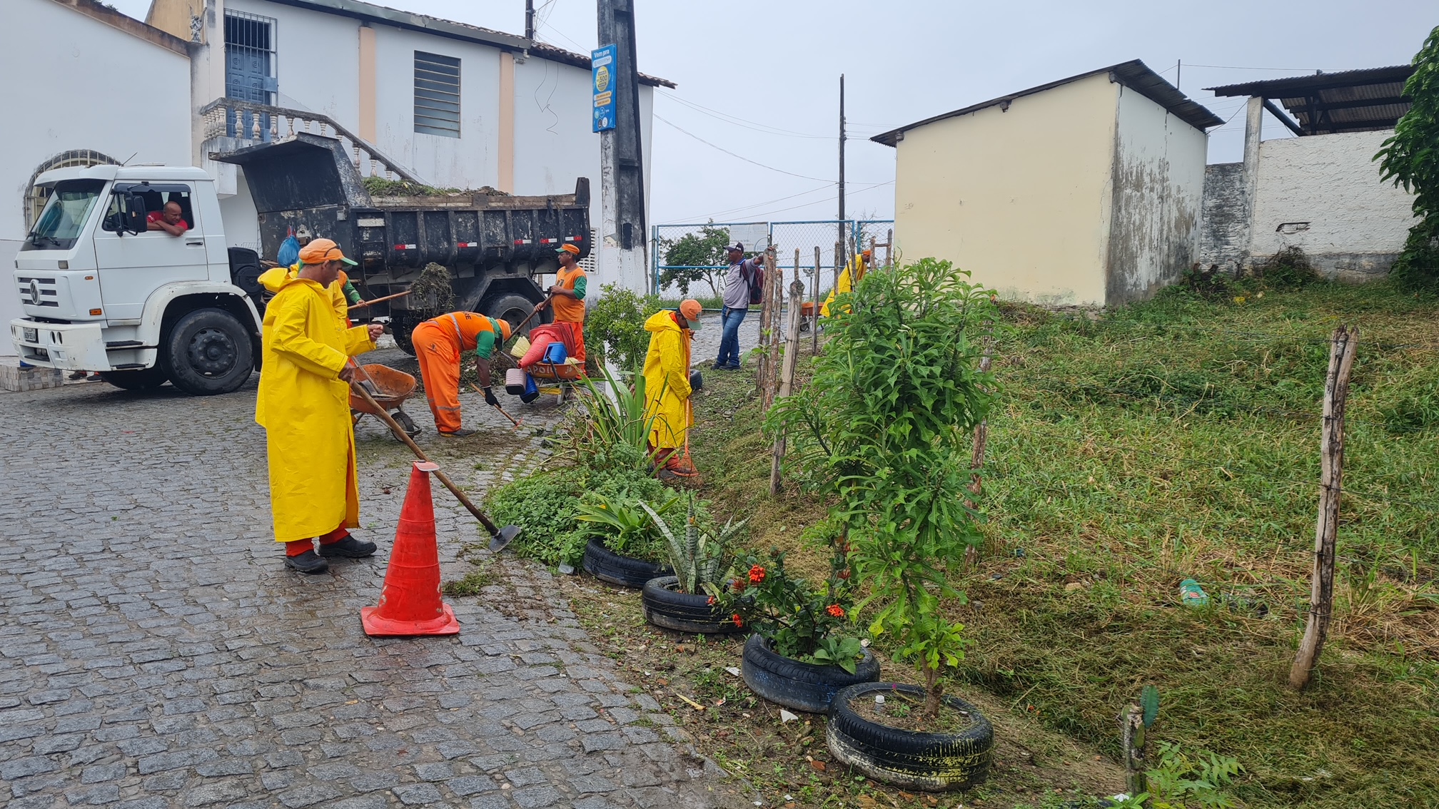 Soneca agradece limpeza geral no bairro Olaria