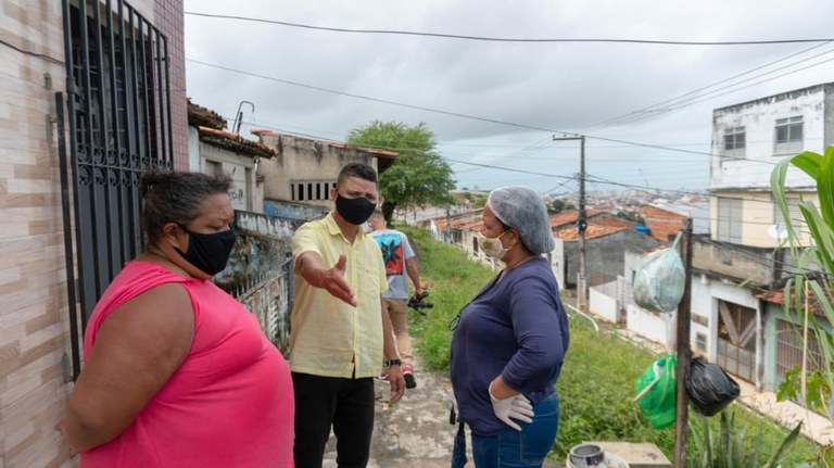 Soneca visita idosa acamada e pede ajuda para construção de rampa de acessibilidade no Cidade Nova