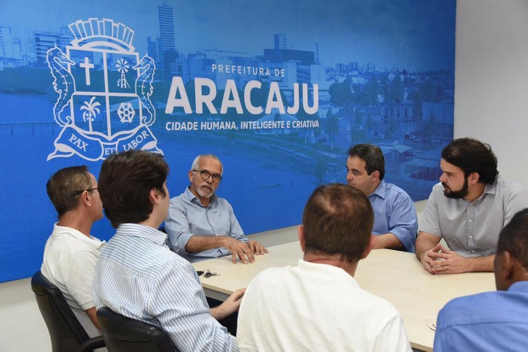 Thiaguinho Batalha participa de reunião com o prefeito sobre a taxa de publicidade