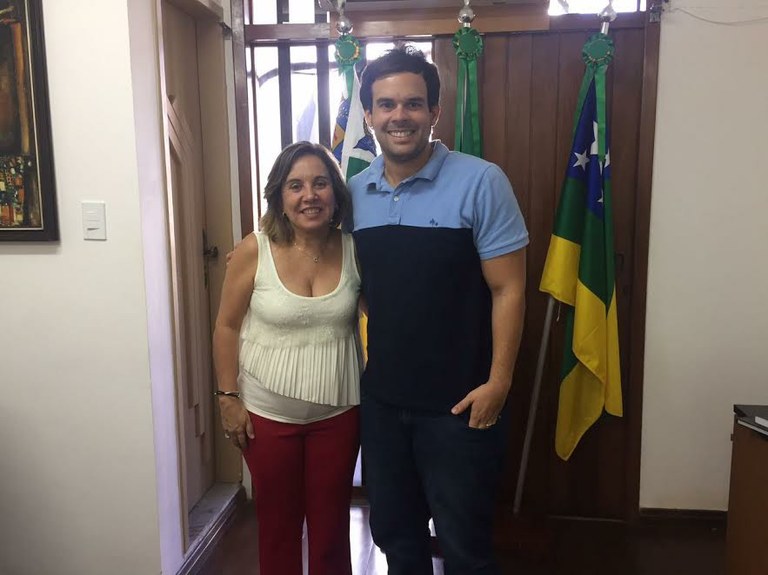 Thiaguinho Batalha visita a secretária de educação