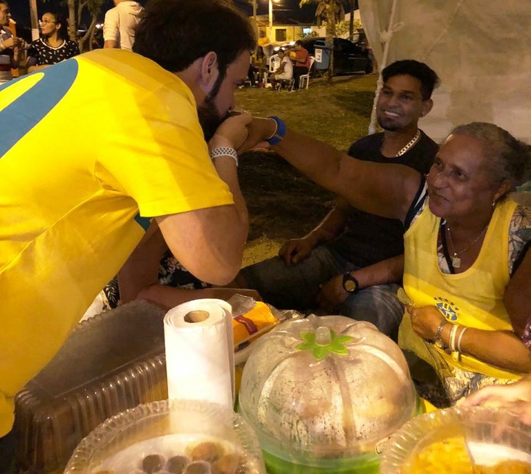 Thiaguinho Batalha visita forró no bairro Aruana