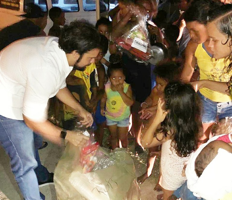 Thiaguinho faz doação de presentes a crianças carentes de Aracaju