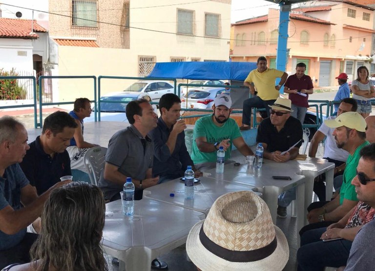 Thiaguinho leva André Moura para reunião com organizadores da Rua São João