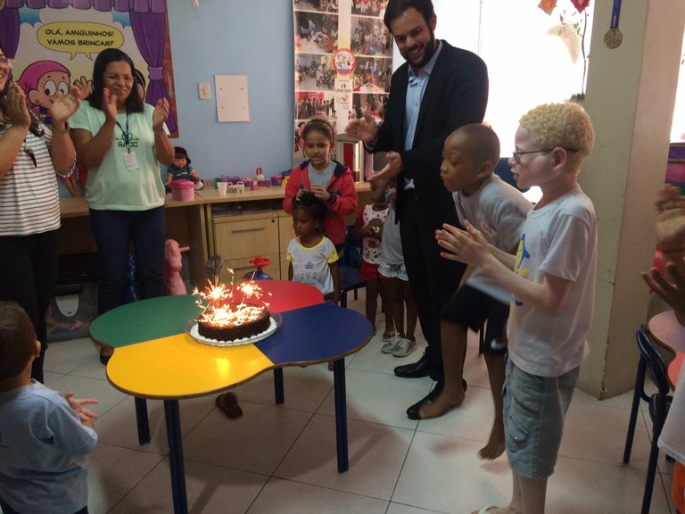 Thiaguinho visita ao Grupo de Apoio às Crianças com Câncer