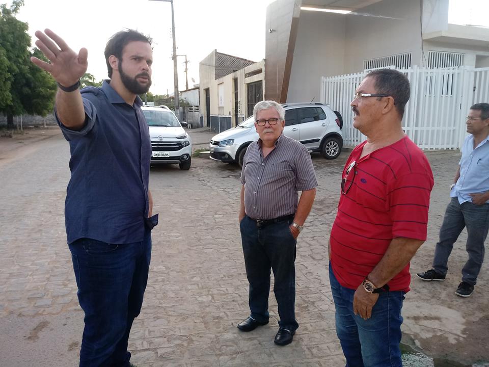 Thiaguinho visita o loteamento Barroso e anuncia obra da Prefeitura