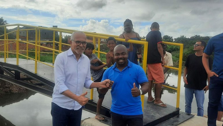 Vereador Binho comemora colocação do pontilhão no bairro Jardim centenário