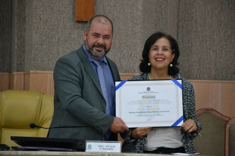 Vereador Isac entrega título de cidadã aracajuana para assistente social Rosely Anacleto