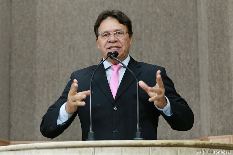 Pastor Alves parabeniza entrega de título de cidadania a ministra Damares Alves