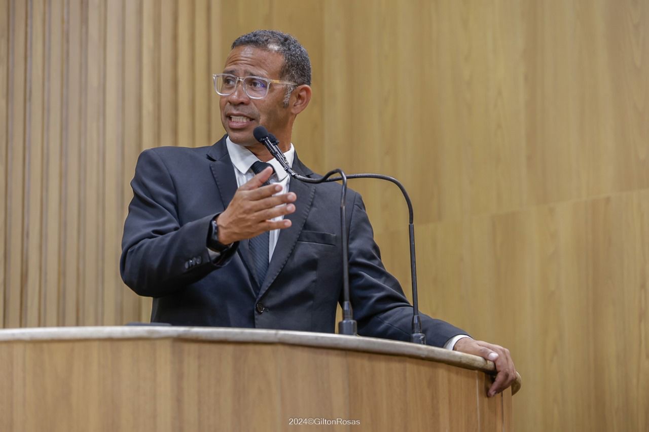 Vereador Sargento Byron cobra desobstrução de canais da Coroa do Meio