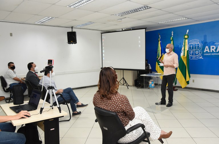 Vereadores acompanham assinatura de ordem de serviço de três obras 