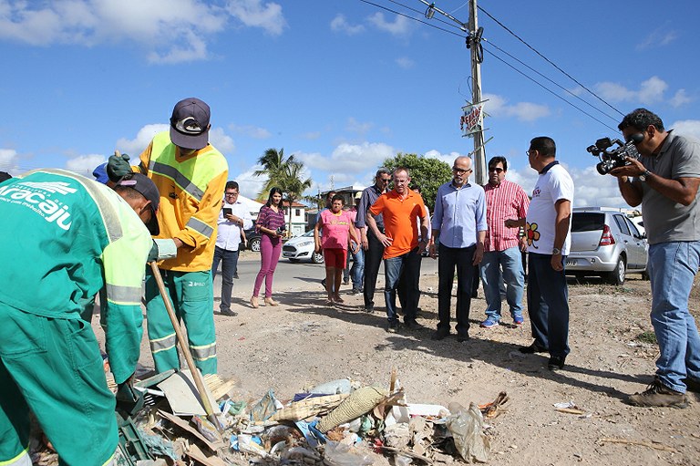 Vereadores participam de ação de limpeza no Santa Maria