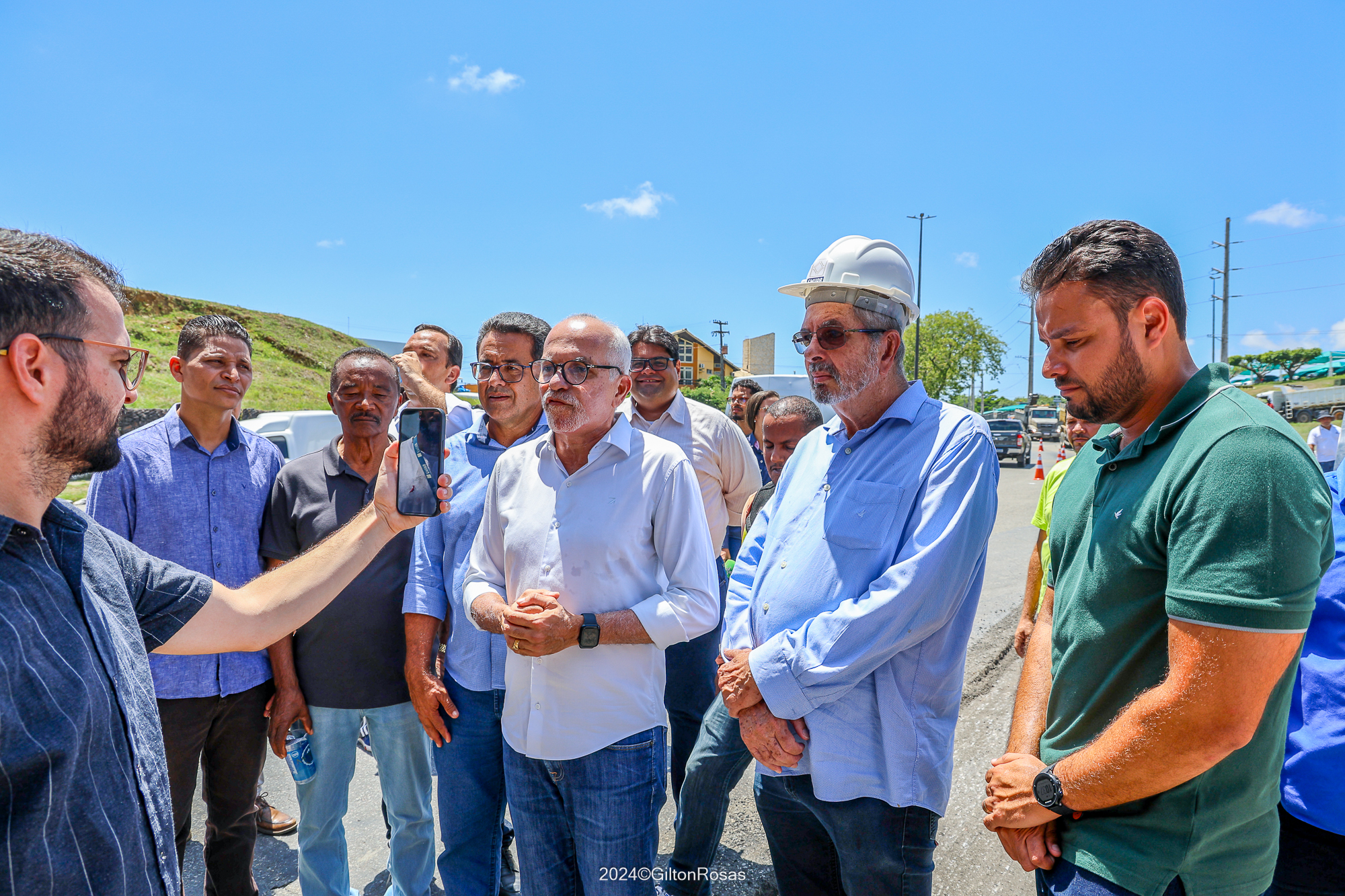 Vereadores participam do início das obras de recapeamento do asfalto na Tancredo Neves 