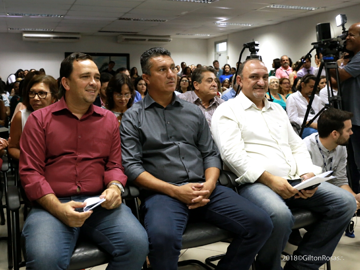 Vereadores prestigiam assinatura de ordem de serviços para reformas de Postos de Saúde