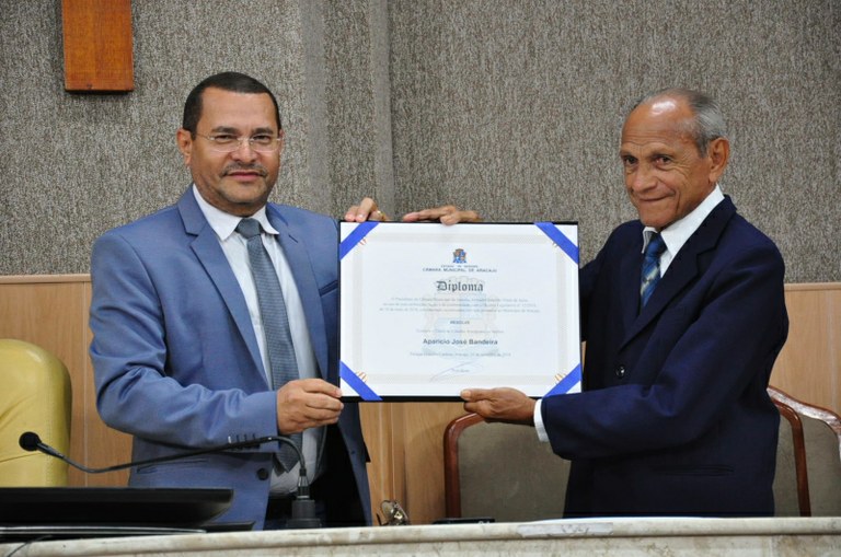 Vice-presidente Juvêncio Oliveira entrega título de Cidadão Aracajuano à Aparício Bandeira