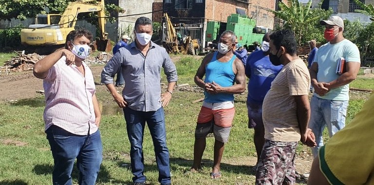 Zezinho acompanha retomada das obras do Joel Nascimento e recebe agradecimento da comunidade